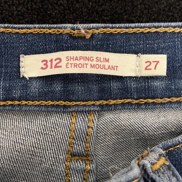 Ladies Levi’s jeans - Picture 3 of 7